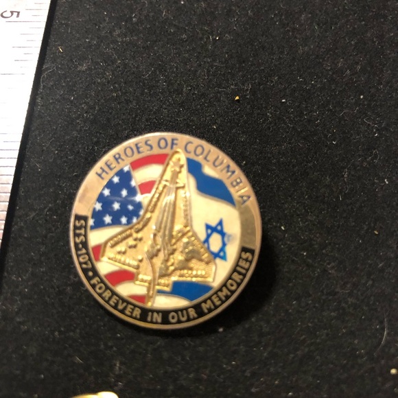 NASA Space Flight Awareness and Heroes is Columbia STS-107 lapel pins - Picture 2 of 5
